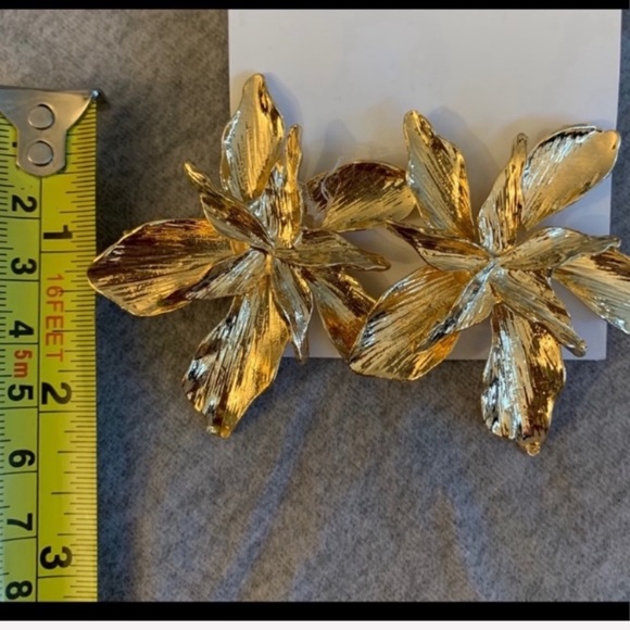 LAST PAIR! GOLD Floral statement earrings - Picture 6 of 6